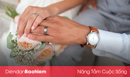 Nắm lấy tay anh